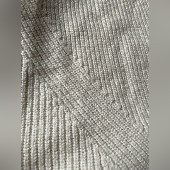 H&M women’s white knit sweater - Picture 5 of 6